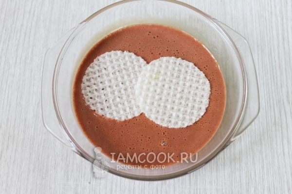 Обмакнуть вафельные коржи в печеночную массу