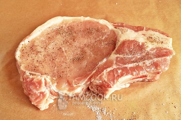 Натереть мясо перцем