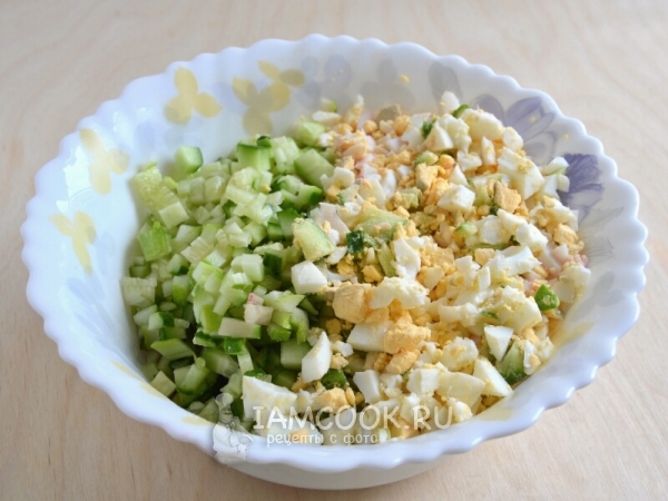 Порезать огурец и яйца