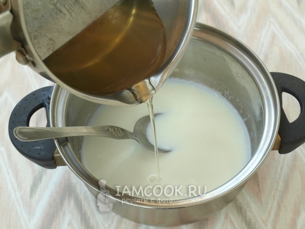 Соединить молоко с желатином