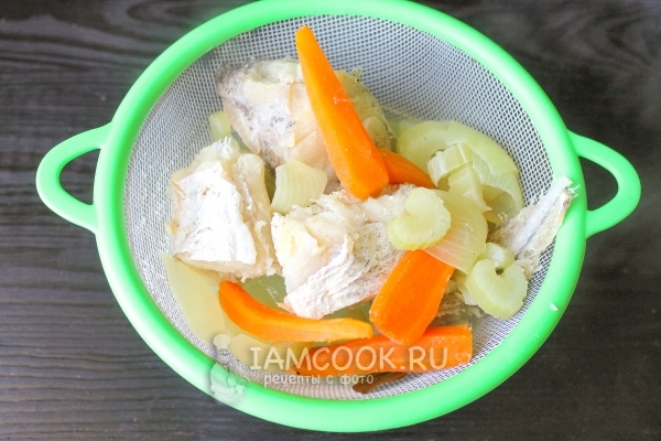 Откинуть овощи и рыбу на дуршлаг