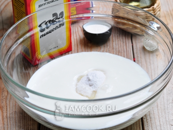 Всыпать в кефир сахар, соду и соль