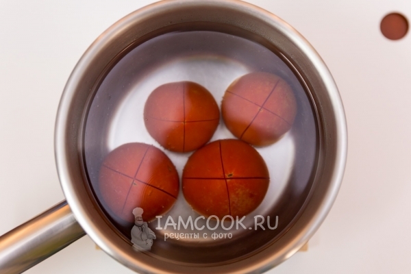 Положить помидоры в кипяток