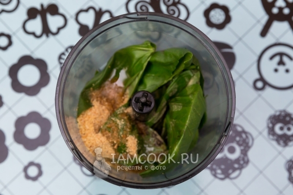 Положить в блендер базилик, сухари и масло