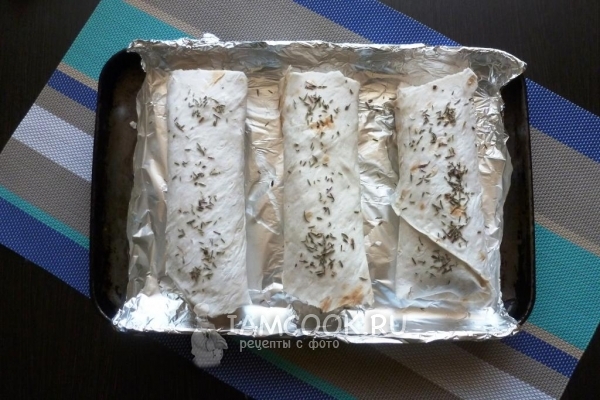 Уложить рулетики на противень и посыпать специями