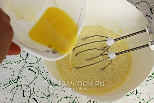 Влить масло