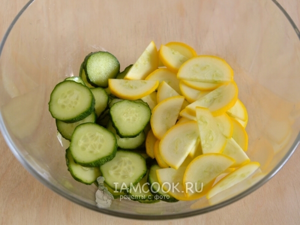 Порезать цуккини и огурцы
