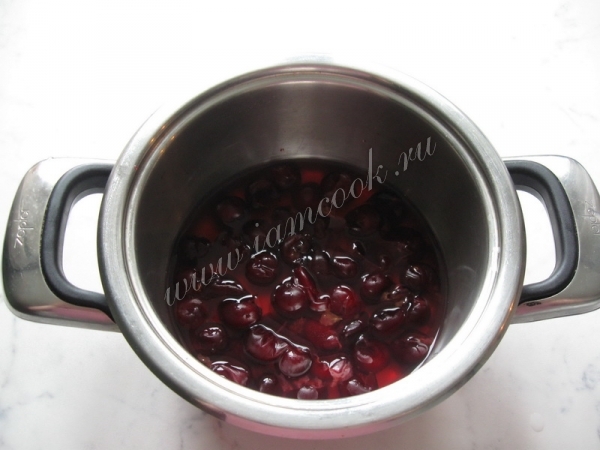 Вишня в кастрюле