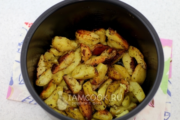 Готовый картофель по-деревенски в мультиварке