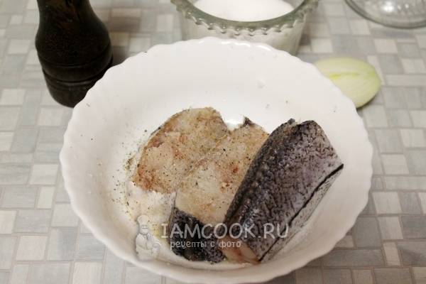 Рыбу посолить и поперчить