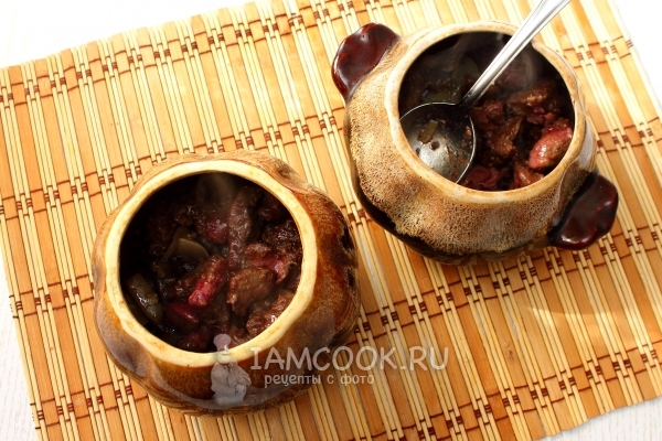 Уложить печень и грибы с луком в горшочек