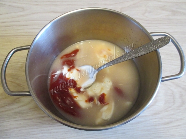 Сметана с томатным соусом