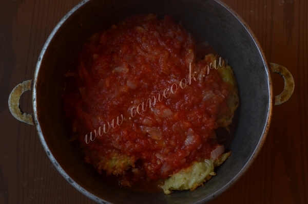 Тушение драников в томате