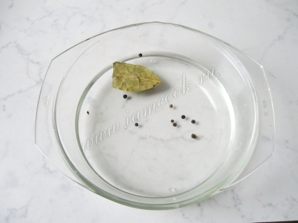 Лавровый лист и ерный перец горошком