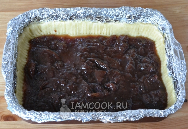 Положить на тесто варенье