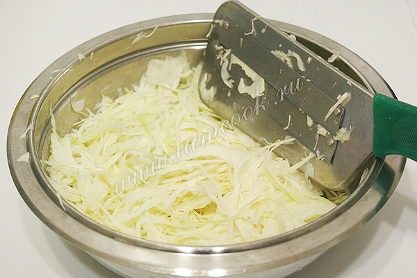 Нашинкованная белокочанная капуста