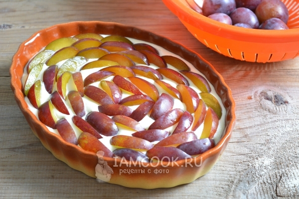 Уложить на тесто сливы