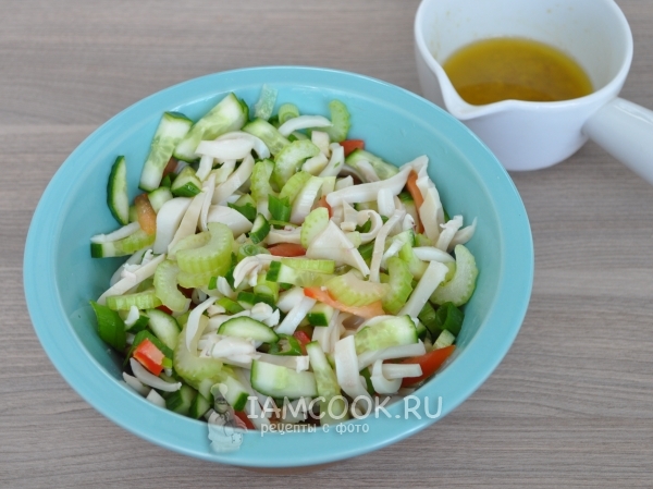 Смешать салат с соусом