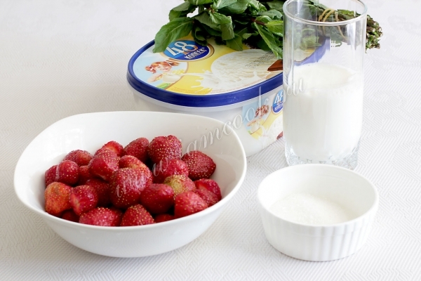 Ингредиенты для клубнично-мятного коктейля