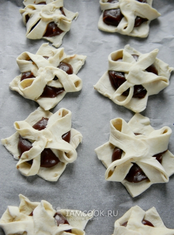 Переложить слойки на противень