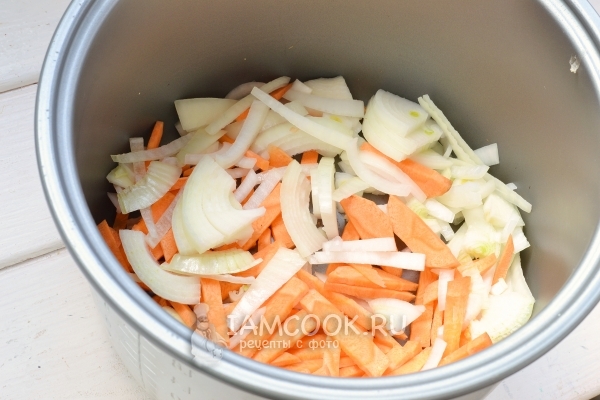 Поджарить лук и морковь