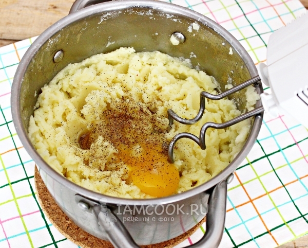 Добавить яйца и перец