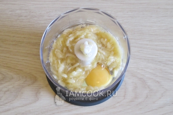 Смешать бананы и яйцо