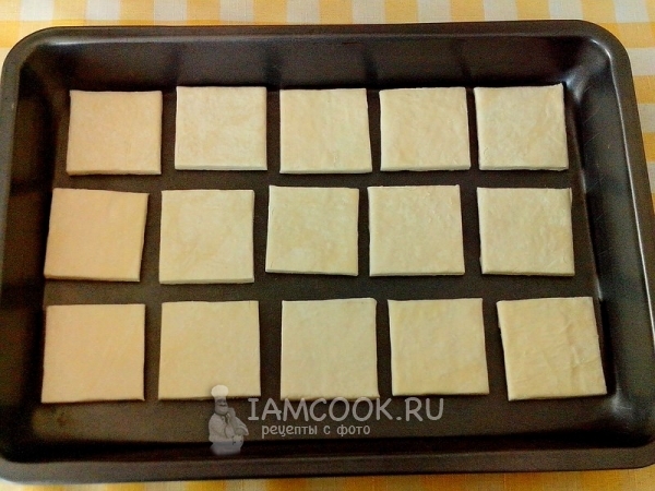 Положить квадратики теста на противень
