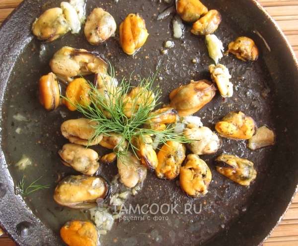 Обжарить мидии