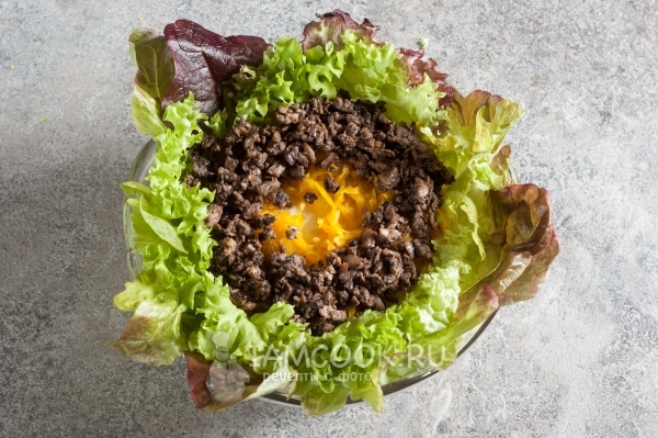 Выложить грибы