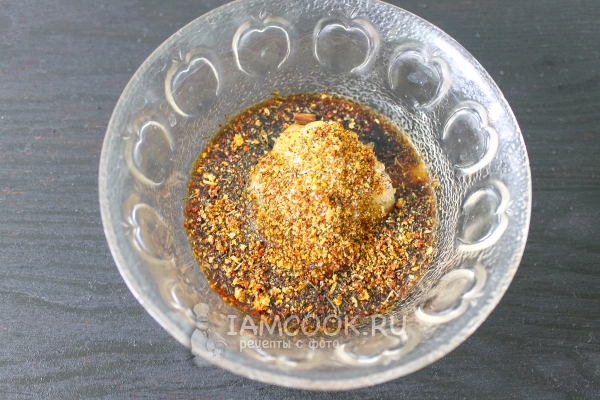 Всыпать специи и соль