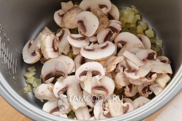Положить грибы и обжарить
