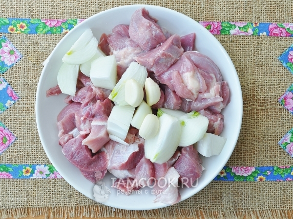 Порезать мясо и лук