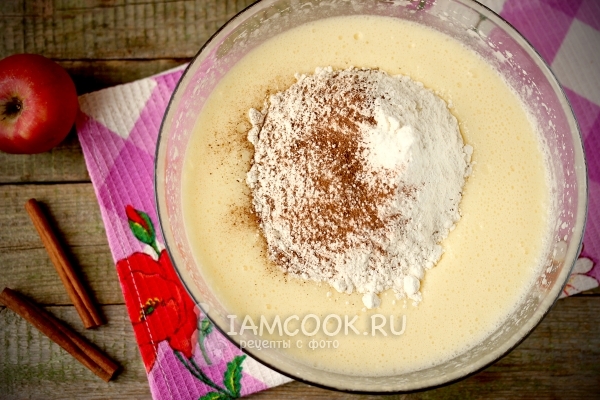 Всыпать муку и корицу