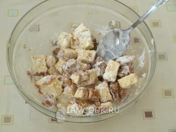 Смешать бисквит с кремом