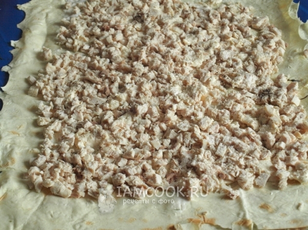 Выложить курицу