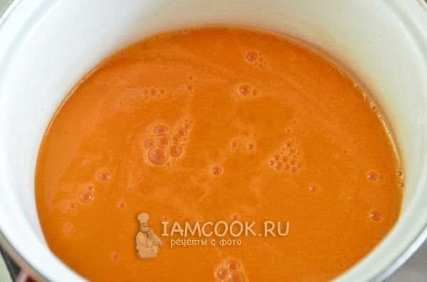 Нагреть сок в кастрюле