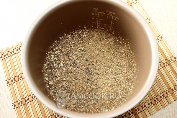 Смешать рис, грибы и воду