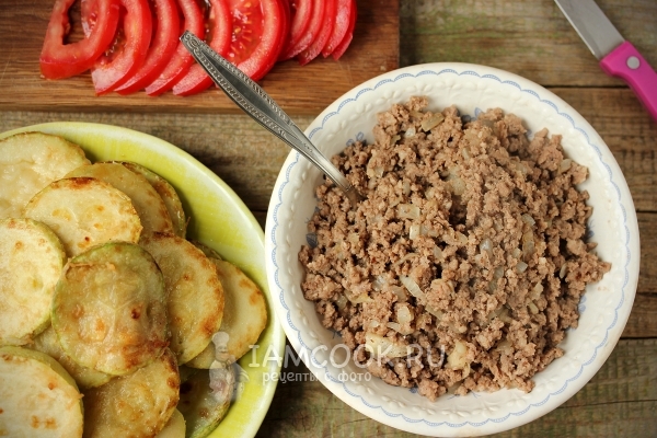 Обжаренные кабачки, фарш с луком и помидор