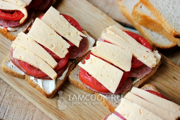 Положить ломтики сыра