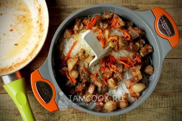 Смешать мясо с фунчозой