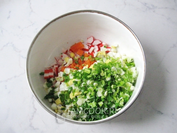 Положить зеленый лук