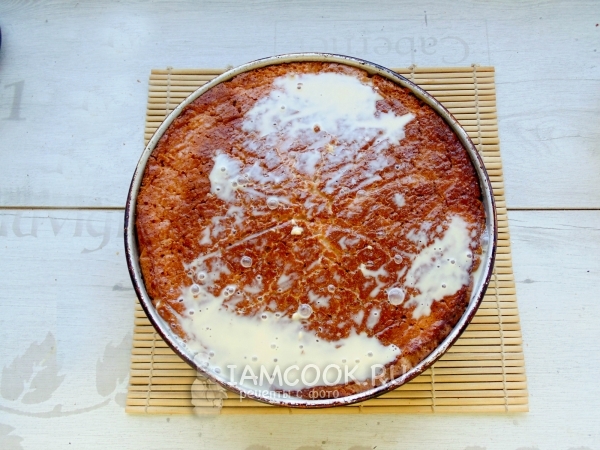 Пропитать бисквит тремя видами молока