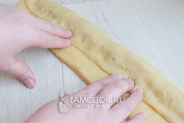 Завернуть один край теста