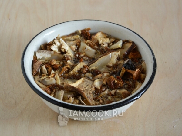 Замочить грибы в воде