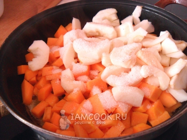 Смешать яблоки с тыквой и сахаром