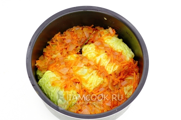 Положить в мультиварку голубцы и зажарку