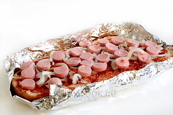 Выложить лук и сосиски