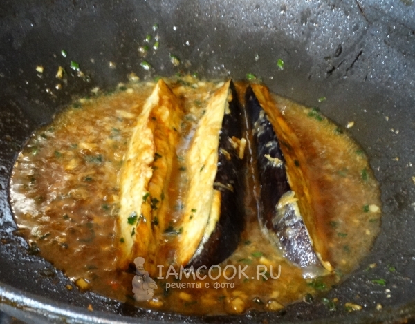 Положить в соус баклажаны