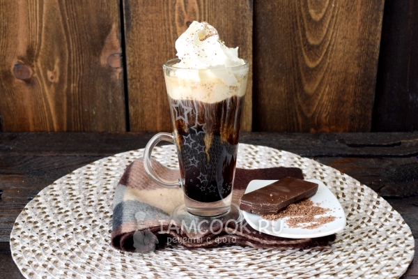 Натёрли шоколад на взбитые сливки